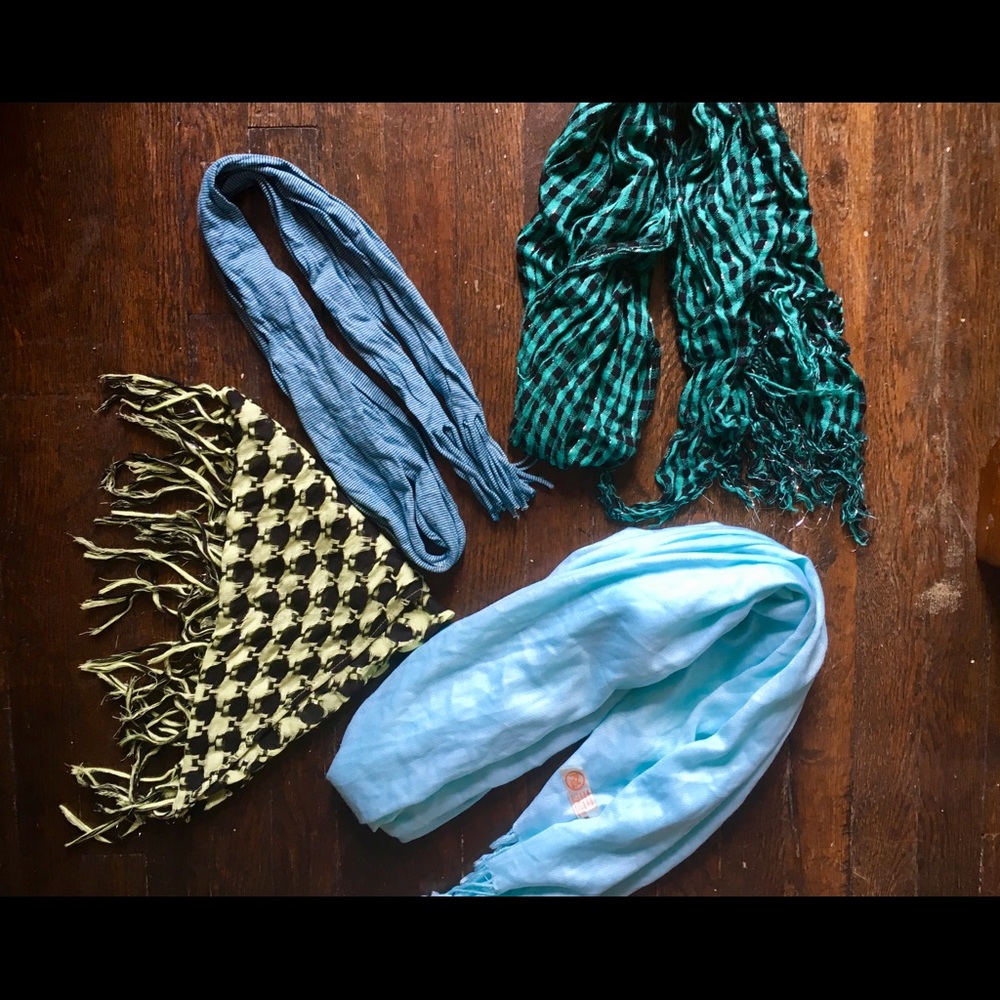 Lot of 4 Scarves